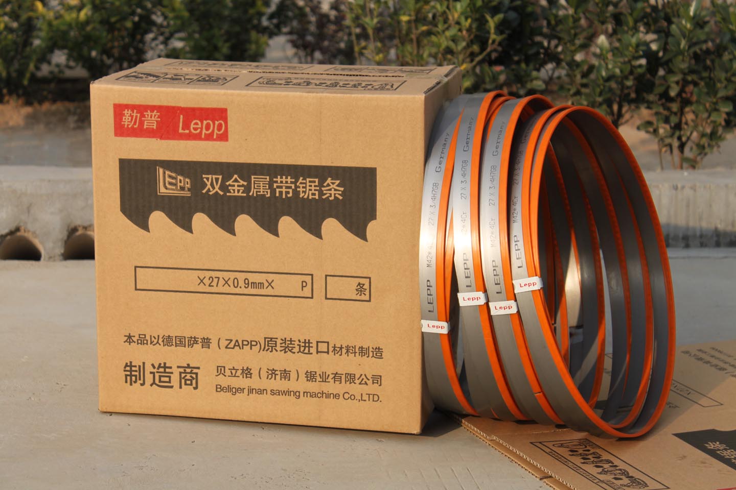 造成角度带锯床锯削精度差的原因是什么？